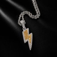 Collier en laiton avec pendentif éclair bicolore entièrement pavé de zircons micro-pavés, tendance pour hommes, style hip-hop et rappeur