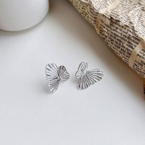 Pendientes de Mariposa con Diseño Minimalista Moderno de Plata de Ley 925 con Baño de Rodio, Novedad de Dylam - Product Image 2