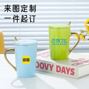 Taza de cerámica de color sólido con borde y asa dorados, con tapa y cuchara para café, té, regalo. - Product Image 1