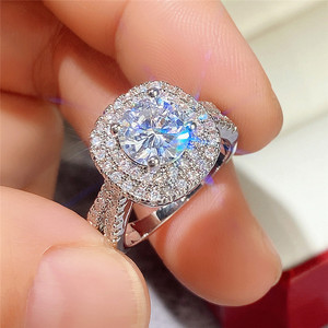 Anello di fidanzamento rotondo con cuori e frecce per donna, gioielli eleganti e scintillanti - Product Image 4