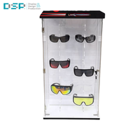 Vitrine de présentation pour lunettes de natation et masques de plongée en acrylique transparent, fabriquée par l'usine DSP au Vietnam, destinée aux centres commerciaux.