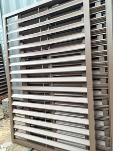 Panel de Ventilación con Rejillas de Aluminio, Recubrimiento en Polvo Anticorrosión para Aplicaciones Exteriores, Diseño Minimalista, Tamaño Personalizado - Product Image 3