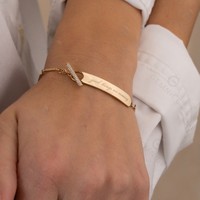 Bracelet en barre de laiton plaqué or 18 carats Gemnel avec gravure inspirante pour femme, bijou délicat avec chaîne à maillons en zircon cubique
