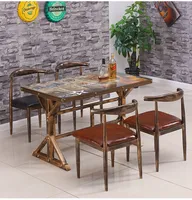 Ensemble table et chaises de style industriel rétro, plateau imprimé, chaise en métal bronze antique à cornes de taureau