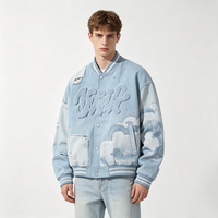 Blouson de baseball en jean vieilli avec broderie chenille, lettres, accent nuage et strass, poignets côtelés, coupe oversize