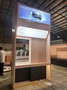 Vitrine de présentation sur pied rose Millennial avec éclairage supérieur intégré et comptoir encastré pour boutique - Product Image 3