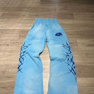 กางเกงวอร์มผู้ชายสไตล์วินเทจ ล้างสีแบบแอซิด แต่งคริสตัล ทรงขาบาน พิมพ์ลายสกรีน เอวยางยืด จีบด้านหน้า กันน้ำ ระบายอากาศได้ดี - Product Image 4