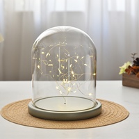 Dôme en verre avec éclairage LED, support pour fleurs éternelles, couvercle décoratif en verre pour bureau avec base en bois gris de haute qualité.
