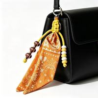 En gros : Breloque de sac perlée style bandana Paisley, breloque de sac bohème western en corde nouée à la main, pendentif de sac perlé thème football pour le jour du match