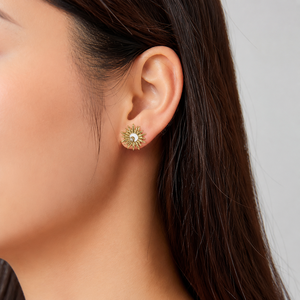 Boucles d'oreilles clous Sunburst, en acier inoxydable avec placage sous vide or 14 carats, boucles d'oreilles sculpturales à centre blanc, couleur or et argent - Product Image 5