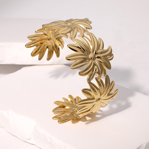 Bracelet pour femme, design marguerite, version large, luxe léger, ne ternit pas, best-seller en Europe et aux États-Unis, tendance et polyvalent. - Product Image 4