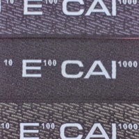 Étiquettes personnalisées écologiques carrées en polyester tissé pour vêtements et bagages |   Bords coupés par ultrasons |   Sérigraphié |   Forme de rouleau