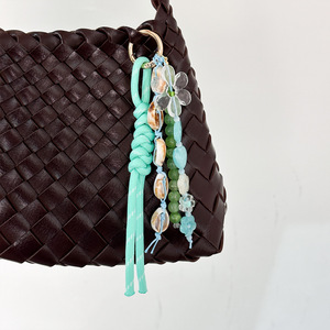 Breloque de sac en perles tressées motif fleur de coquillage, thème plage et vacances en bord de mer, porte-clés et pendentif pour sac à main pour femme - Product Image 4
