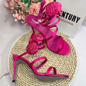 Sandales à talons aiguilles dorées pour femme, élégantes, à bride arrière, en satin blanc, à motif floral, à enfiler, à talons creux peu profonds, pour robe - Product Image 1