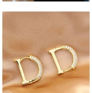 Boucles d'oreilles clous tendance haut de gamme plaqué or pour femme avec zircon serti en canal, style célébrité internet, cadeau de luxe léger 2025 - Product Image 6