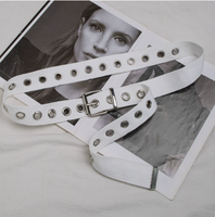 Cette ceinture en toile tissée entièrement blanche, au style audacieux, avec boucle à plaque et œillets métalliques argentés sur toute la longueur, offre une ambiance cool et punk pour le streetwear.