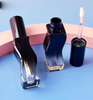 Vente en gros de contenants pour huile à lèvres en forme de vague de 2,5 ml, tube à gloss à lèvres rose vide, emballage cosmétique pour gloss à lèvres, logo personnalisé