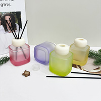 Bouteilles diffuseurs d'arômes en verre blanc brillant à coins arrondis, carrées, quatre couleurs (violet, rouge, vert, jaune) – Modèle Daize – Vente en gros