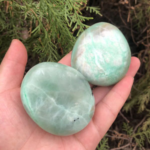 Pierre de cristal de lune verte naturelle en gros pour la guérison, la décoration et le jeu - Product Image 5