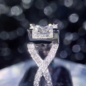 Anello a Forma di X con Zirconi Taglio Principessa per Donne, Gioiello da Dito Scintillante con Micro Pavé - Product Image 3