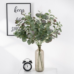 Fleur artificielle CallaFloral Eucalyptus vert clair avec branche unique rouge pour décoration intérieure - Product Image 1