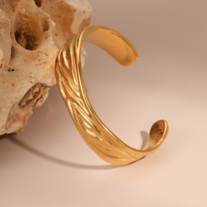 Bracelet en acier titane irrégulier plaqué or véritable 18 carats, avec un sens du design et une sensation haut de gamme, un bracelet ouvert - Product Image 2