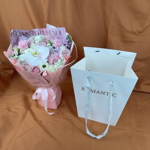 Bolsa de Papel Trapezoidal con Logotipo en Papel Plateado Personalizado, Bolsa de Regalo para Ramos Altos con Asa de Cinta de Satén para Empaque de Floristería - Product Image 1