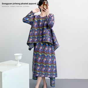 Ensemble 2 pièces plissé Miyake : Haut rayé décontracté et élégant à manches longues et col rond, et <span class=keywords><strong>jupe</strong></span> plissée trapèze longueur cheville - Product Image 2