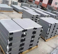 Blocs de granit gris blanc naturel pour mur de soutènement Marches de bloc de granit Tremplin Tailles personnalisées et finition