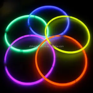 Colliers lumineux de 22 pouces de couleur assortie Collier bâton lumineux de 22 pouces pour la fête