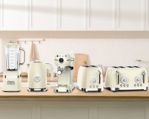 Ensemble Électroménager Rétro Vedette : <span class=keywords><strong>Grille</strong></span>-<span class=keywords><strong>Pain</strong></span>, <span class=keywords><strong>Bouilloire</strong></span> <span class=keywords><strong>et</strong></span> Cafetière en Acier Inoxydable - Product Image 1