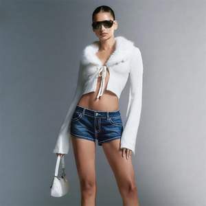 Pull court en cachemire pour femme à manches longues, col en V, avec nœud sur le devant, bordure en fourrure douce, coupe ajustée, longueur courte, manches classiques - Product Image 2