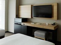 Meubles de chambre d'hôtel de luxe sur mesure, ensemble de chambre à coucher, lit king-size, table de chevet, bureau, chaise, bois de noyer, mobilier d'hôtel en contrat