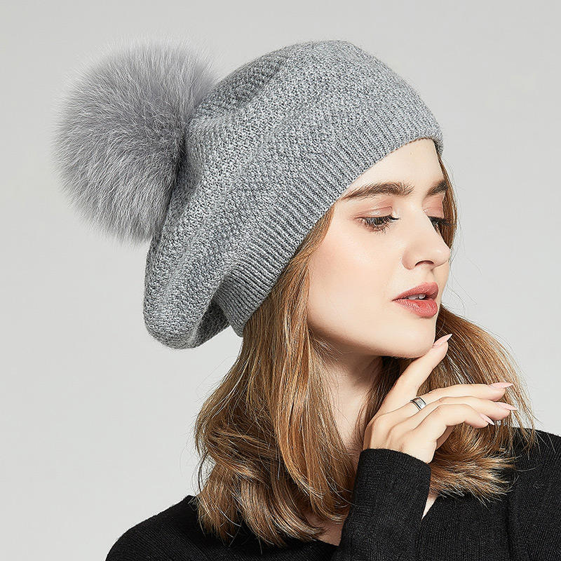 Gris clair avec pompon gris