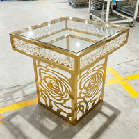 Table à gâteau de luxe pour banquet de mariage, en acier inoxydable doré, avec base carrée en forme de rose et plateau en verre trempé cristallin, pour la location événementielle
