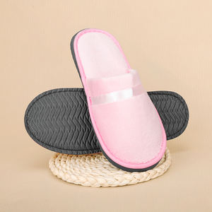 럭셔리 재사용 가능 호텔 슬리퍼, 산호 플리스 및 새틴 리본 소재, 부드럽고 휴대 가능하며 맞춤 로고 제작, 공장 재고, 재활용 가능 - Product Image 2