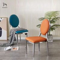 Chaises de banquet robustes en métal, avec assise et dossier rembourrés, de haute qualité et durables, pour salles de banquet et événements.