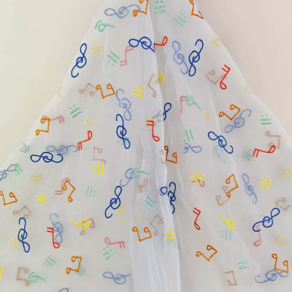 قماش مطرز بتصميم موسيقى بألوان قوس قزح