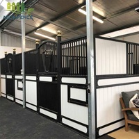 Panneaux d'écurie extérieurs pour chevaux et poneys avec une structure robuste, taille et design personnalisés pour une utilisation à la ferme