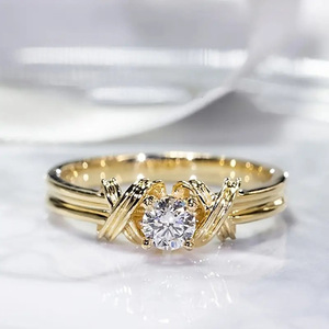 Anello a Forma Rotonda con Design Incrociato Creativo per Donne - Product Image 1
