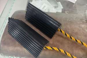 Usine En Gros Durable Jaune Noir <span class=keywords><strong>Bloc</strong></span> De Transport <span class=keywords><strong>Remorque</strong></span> En Caoutchouc Avion Camion Titulaire <span class=keywords><strong>Moto</strong></span> Cale De <span class=keywords><strong>Roue</strong></span> Avertissement Cale - Product Image 2