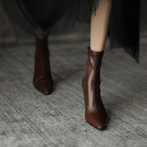 Botines de Cuero Negros de Alta Calidad para Mujer, con Punta en Pico y Tacón Alto, Estilo Chelsea, para Otoño 2026 - Product Image 5