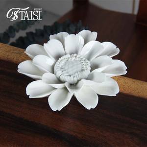 F001W منحوتة فنية لمجموعات زهور من السيراميك الأبيض مصنوعة يدويًا، حرف يدوية للتعليق على الحائط لديكور المنزل - Product Image 4