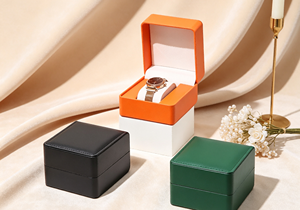 Boîte à montres haut de gamme en similicuir, base rigide, forme carrée arrondie, coutures apparentes, ouverture à clapet, fermeture magnétique - Product Image 2