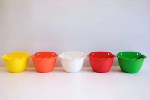 Pot de fleur suspendu en plastique coloré avec design de bord de vague pour la décoration intérieure et extérieure en gros 2025 - Product Image 2