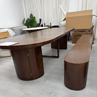 Table à manger ovale minimaliste nordique moderne avec piétement côtelé, ensemble de salle à manger haut de gamme en bois avec 5 chaises rembourrées