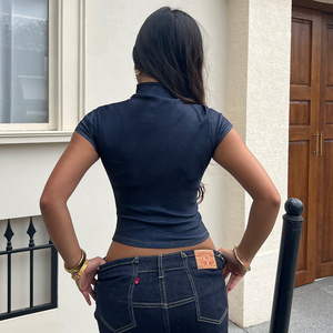 Camisa de mujer de cuello alto y manga corta con botones frontales, estilo denim de punto calado, corte ajustado, estilo urbano, con bolsillo de solapa única y paneles. - Product Image 5