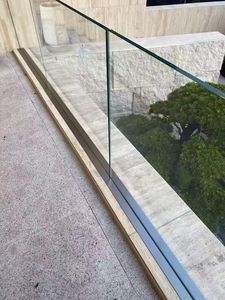 Op maat gemaakte moderne glazen zwembad- en balkonhekken van aluminiumlegering zonder frame voor gebruik in hotels - Product Image 5