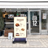 Boîte à lumière décorative suspendue en aluminium à énergie solaire Mujin avec projecteur de logo à longue durée de vie pour une utilisation en extérieur