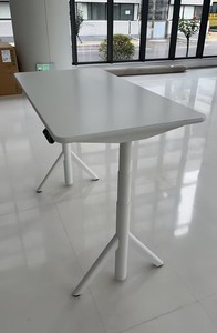 <span class=keywords><strong>Mesa</strong></span> de oficina Escritorio de pie <span class=keywords><strong>Altura</strong></span> eléctrica ajustable Metal moderno para el hogar Muebles de oficina de vidrio Base de metal <span class=keywords><strong>Mesa</strong></span> redonda 100kgs - Product Image 2